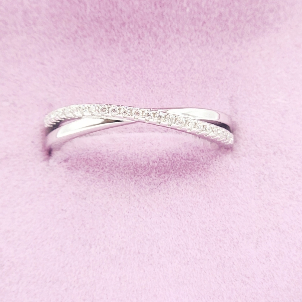 0.33ct Moissanite Shimmering Band